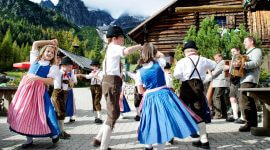 Volkstänzer sorgen für Stimmung beim Bauernherbst Fest.