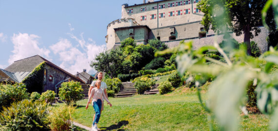 hello Salzburg,Burg Hohenwerfen,Sommer,Kultur,Werfen,Aussicht,Sehenswürdigkeit,Ausflugsziel,Ausflug,Pärchen,Mann,Frau