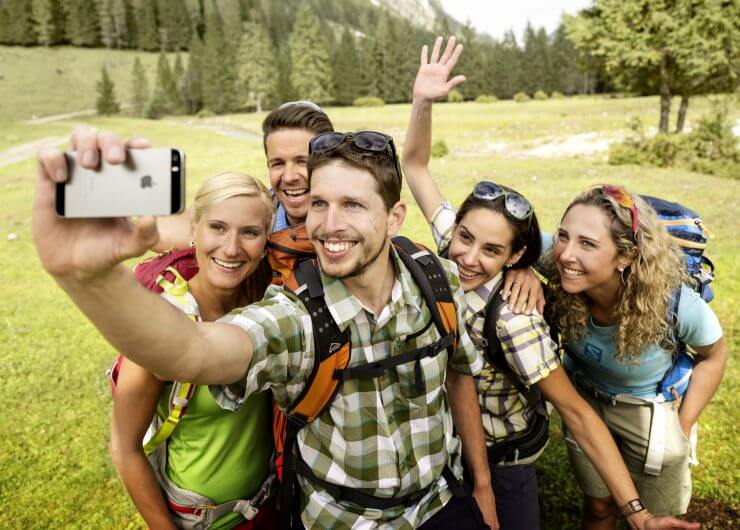 Wanderselfie ©TVB Flachau Junge Wanderer beim Selfie