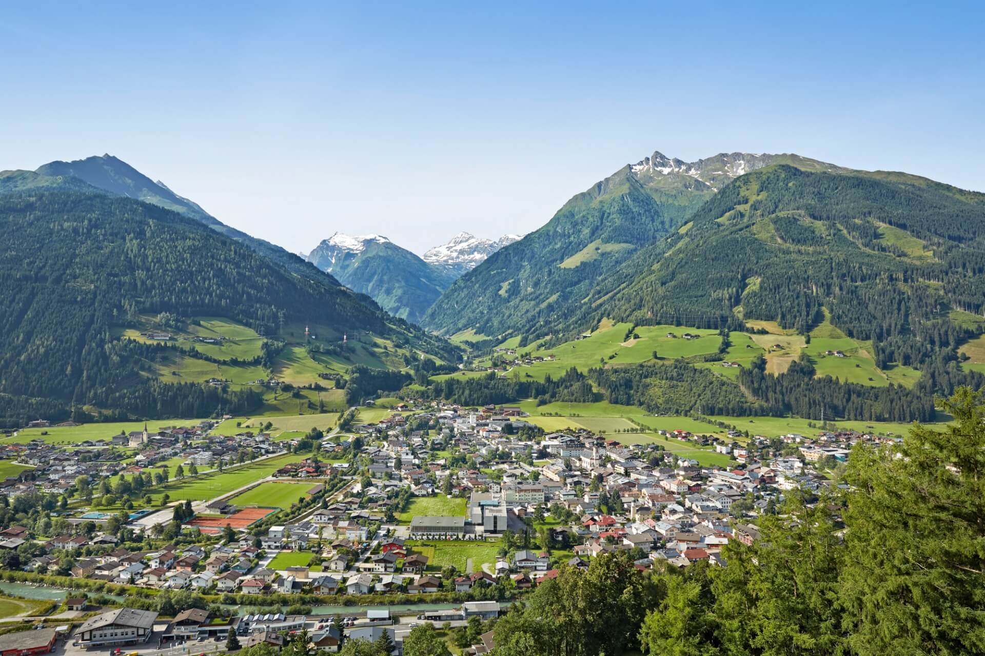 Ortsansicht Mittersill im Sommer.