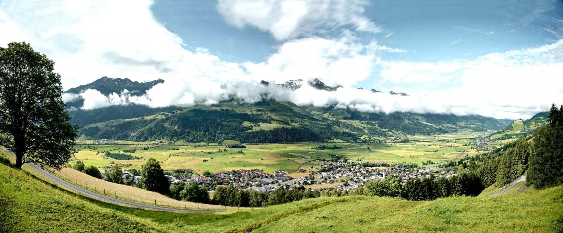 Ortsansicht Piesendorf im Sommer.