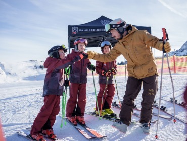 Marcel Hirscher gibt Fist Bump zur Begrüßung (c) SalzburgerLand Tourismus